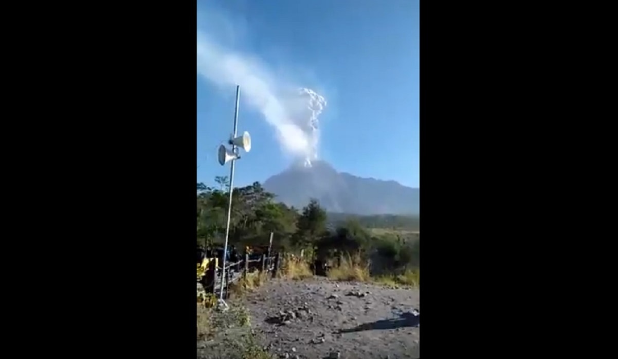 Indonesia, vulcano si risveglia all'improvviso: turisti costretti a scappare