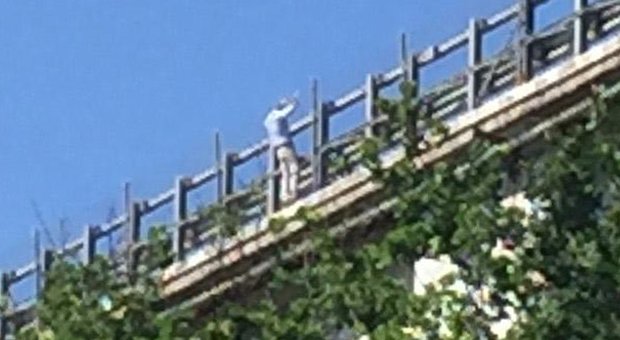 Fausto Filippone, spunta un foglio con dei nomi volato giù dal viadotto