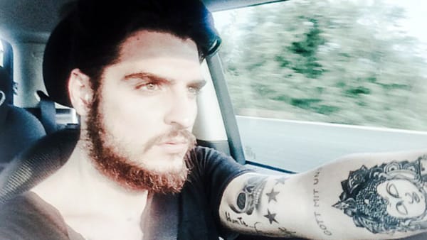 Luigi Favoloso e il tatuaggio nazista