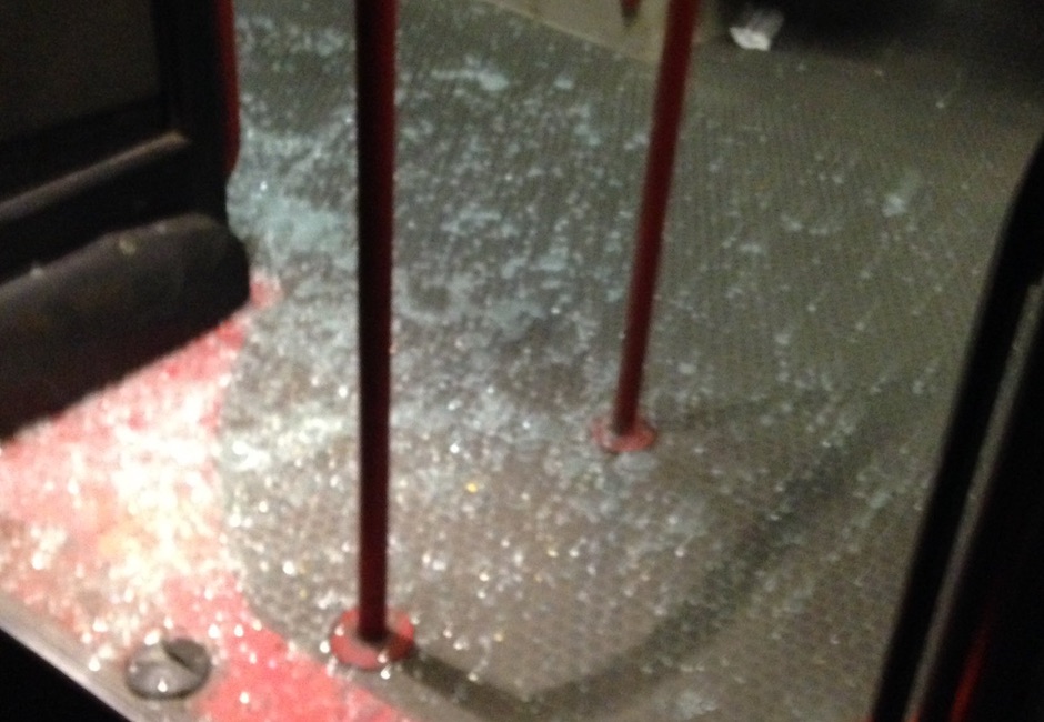 Roma, troppe buche: il finestrino del bus esplode FOTO