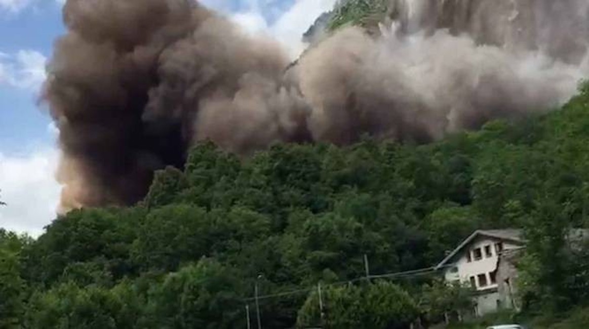 YOUTUBE La frana di Gallivaggio è venuta giù: pioggia di sassi e polvere