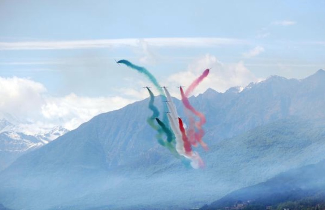 Frecce Tricolori sul lago Maggiore: lo spettacolo vicino tra Suna e Pallanza (Verbania)
