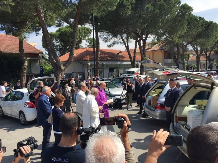 Marina Angrilli e Ludovica Filippone, in centinaia ai funerali. I bimbi cantano "Controvento" di Arisa (foto Ansa)