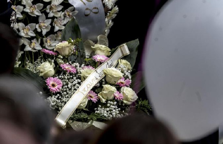 Funerali Pamela Mastropietro, la corona di Luca Traini. I parenti della ragazza: "Nessun imbarazzo. Ci fanno piacere" (foto Ansa)