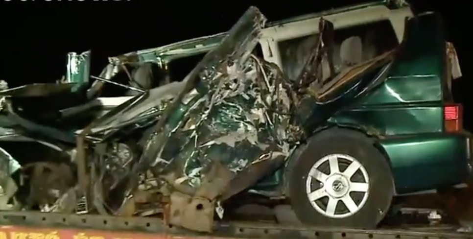 Diretta Facebook mentre guida e supera: schianto frontale, 9 morti