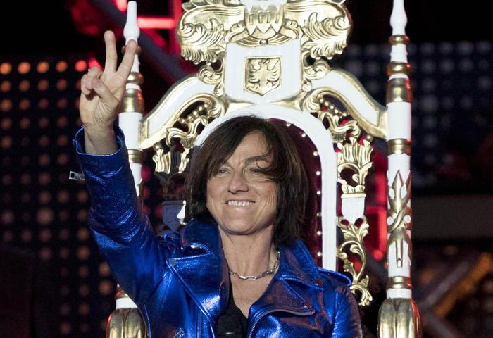 Gianna Nannini intona Sei nell'anima e si ferma