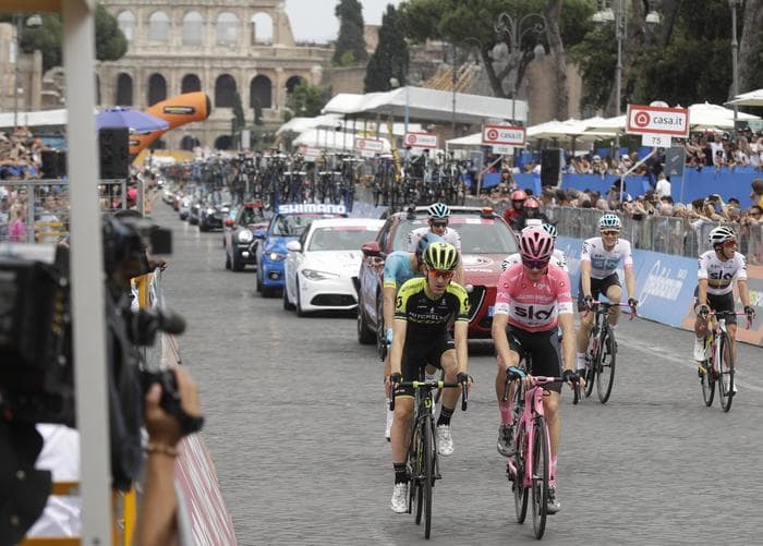 Roma, buche battono Giro d'Italia, tappa finta per non cadere