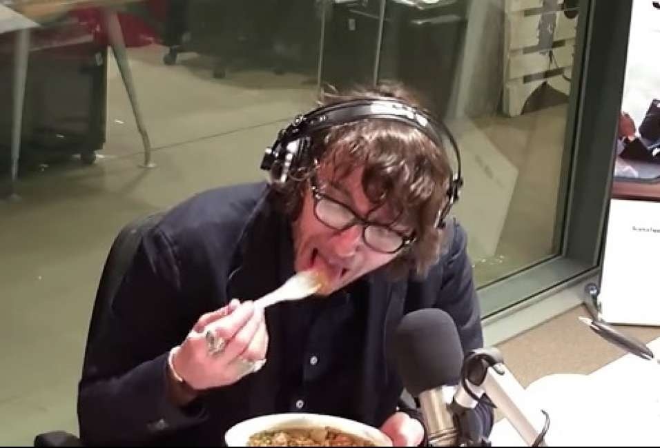 Giuseppe Cruciani mangia la nutria in diretta a La Zanzara