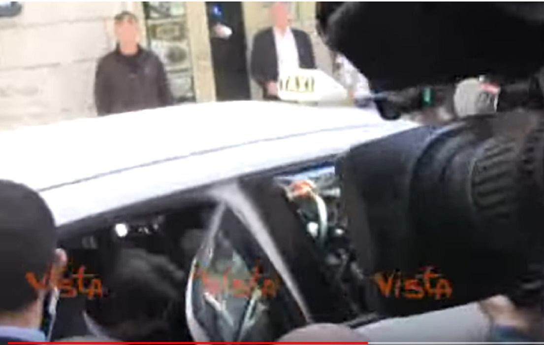 Giuseppe Conte lascia casa in taxi