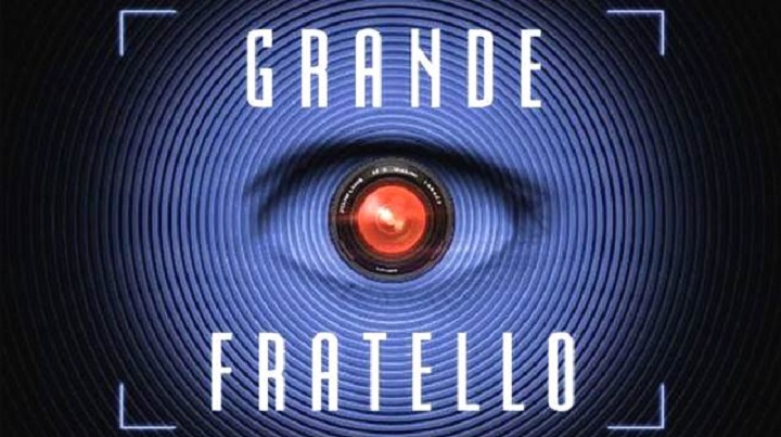 Grande Fratello, il "Ken umano" si leva il costume ...