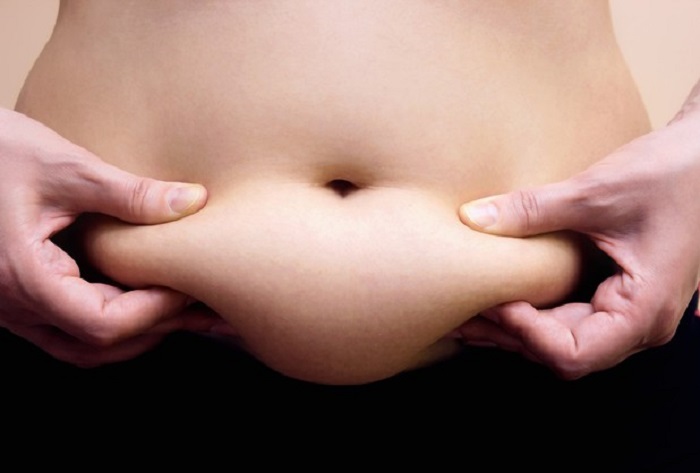 Pancia, ecco come si accumula il grasso addominale (foto Ansa)