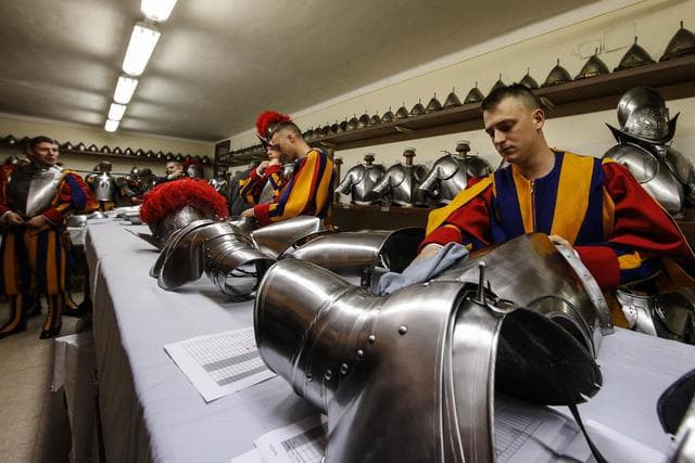 Guardie Svizzere, crisi di vocazioni: allarme in Vaticano, non si arruola nessuno