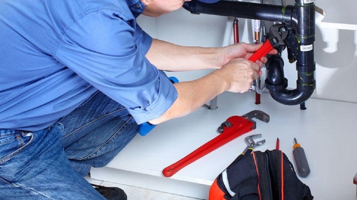 L'idraulico non le fa la fattura: pensionata lo chiude a chiave in bagno