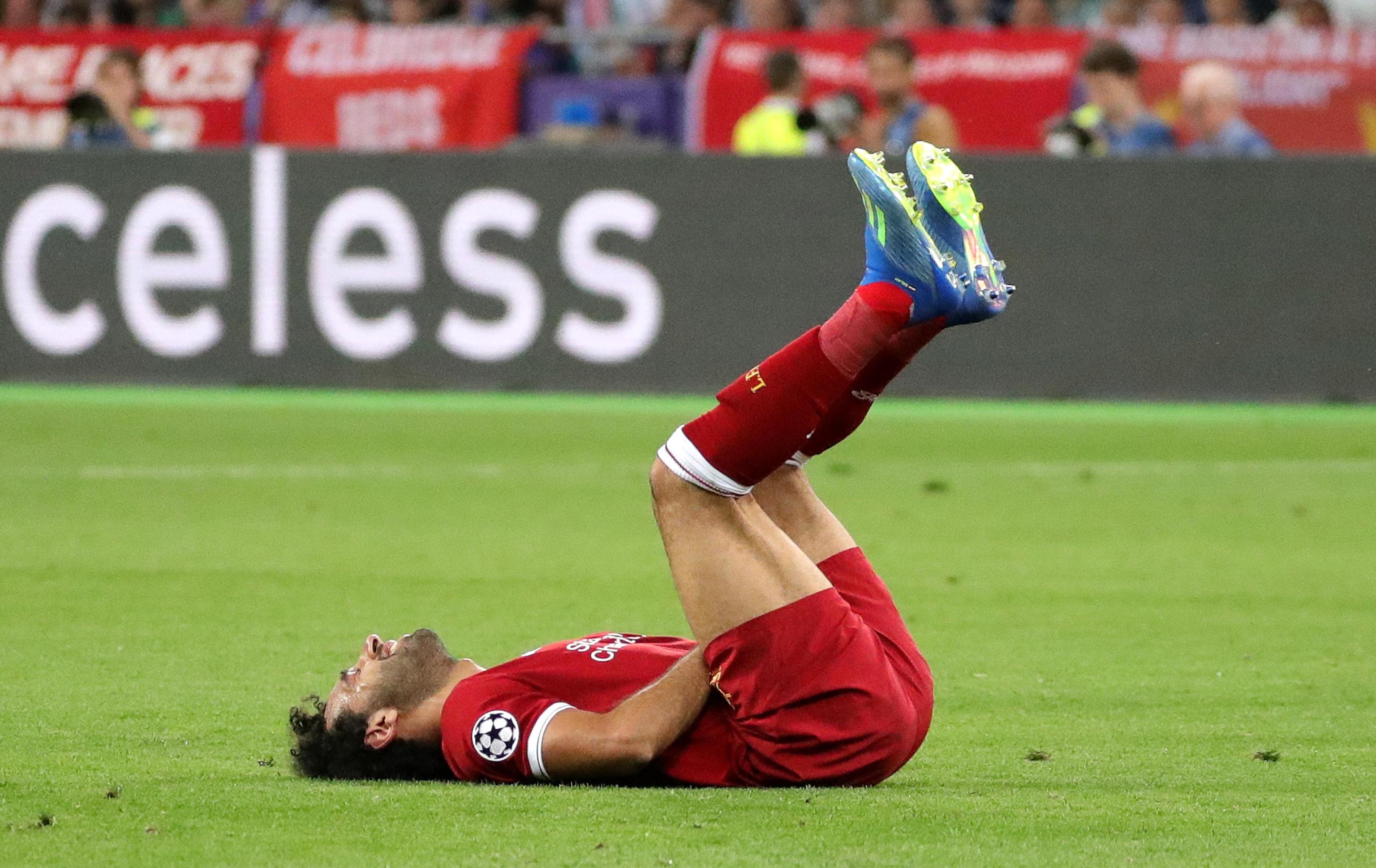 Real Madrid - Liverpool: Salah esce dopo scontro con Sergio Ramos