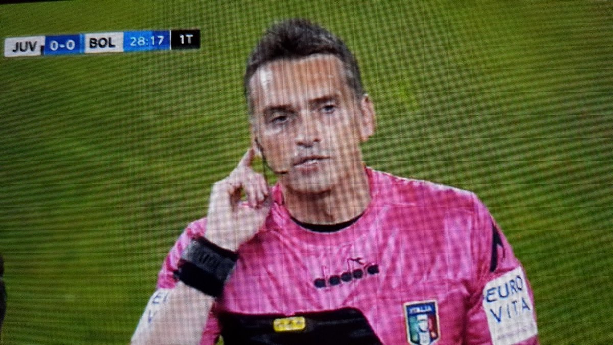 Juventus-Bologna, Rugani andava espulso? Il retroscena: l'auricolare dell'arbitro Irrati non funzionava e...