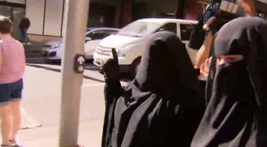 YOUTUBE Australia, moglie di terrorista islamico fa il saluto stile Isis alla folla