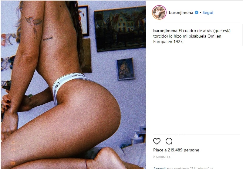 Jimena Baron mostra lato B e quadro della bisnonna