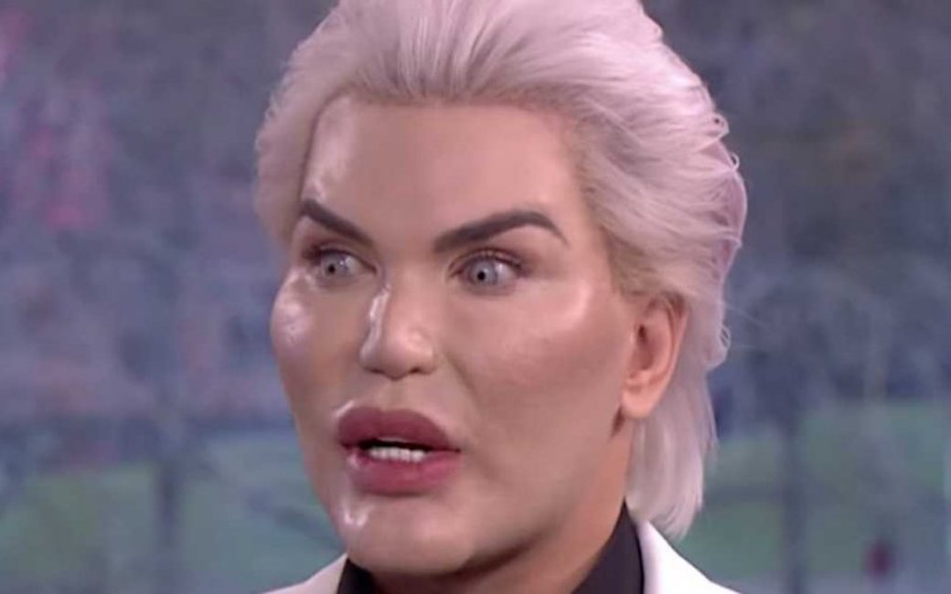 Grande Fratello, Dagospia: "Simone Coccia ci ha provato col Ken Umano nella vasca"