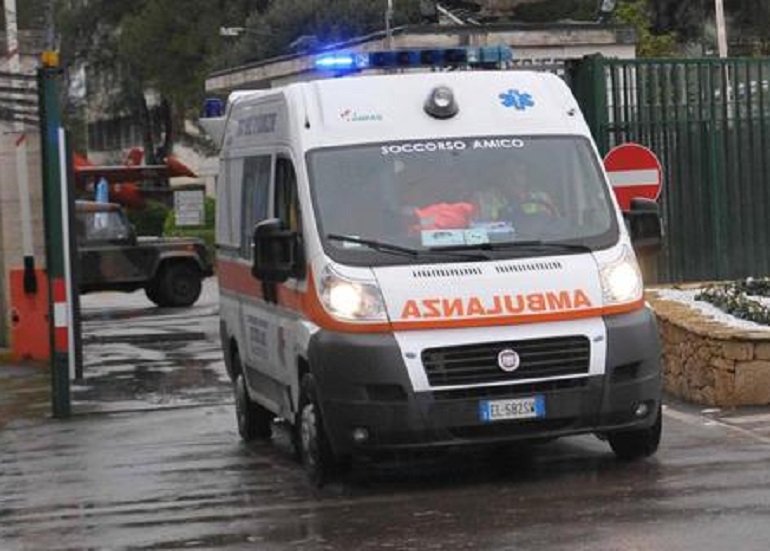 La Spezia, giovane trovato agonizzante in pieno centro. Muore tra le braccia degli operatori del 118. Ipotesi suicidio (foto d'archivio Ansa)