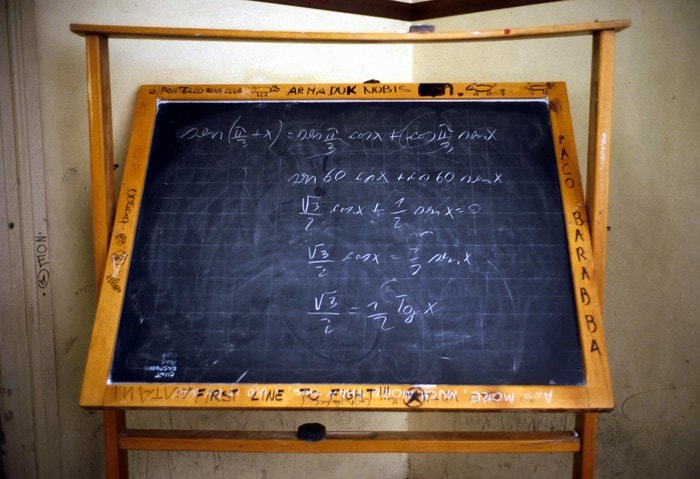 Bologna. La minaccia al prof: "Mettimi la nota e ti faccio spaccare la faccia da mio papà pugile"