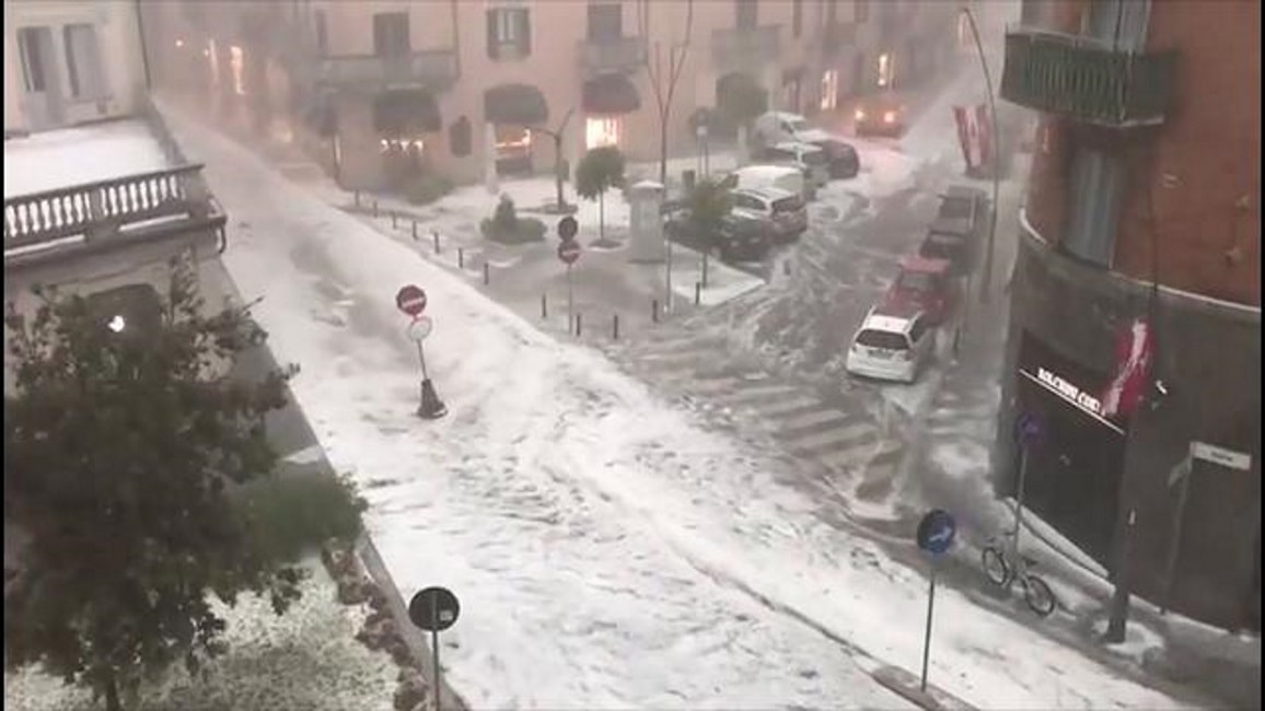Legnano paralizzata dalla bomba d'acqua: grandine e pioggia torrenziale
