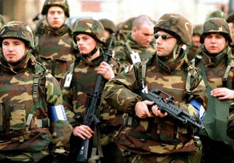 Matteo Salvini rilancia la proposta della leva obbligatoria per tutti: sei mesi di servizio militare o civile (foto Ansa)