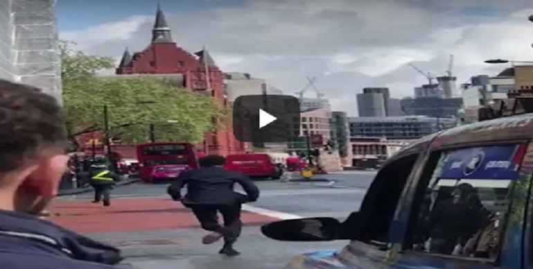 YOUTUBE Londra, l'eroe in papillon che rincorre e prende un ladro