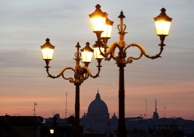 Italia: nessuno spegne la luce... in strada. Costa cinque volte più che in Germania