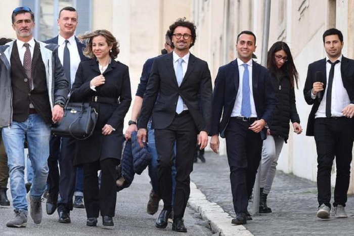 M5S di Di Maio punta ai voti Pd: meglio noi che Salvini. Ma Salvini fratello di governo l'aveva scelto M5S