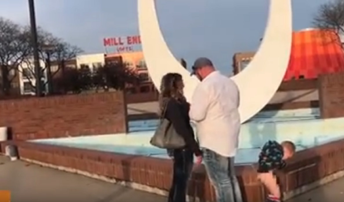 madre proposta matrimonio, figlio fa pipì