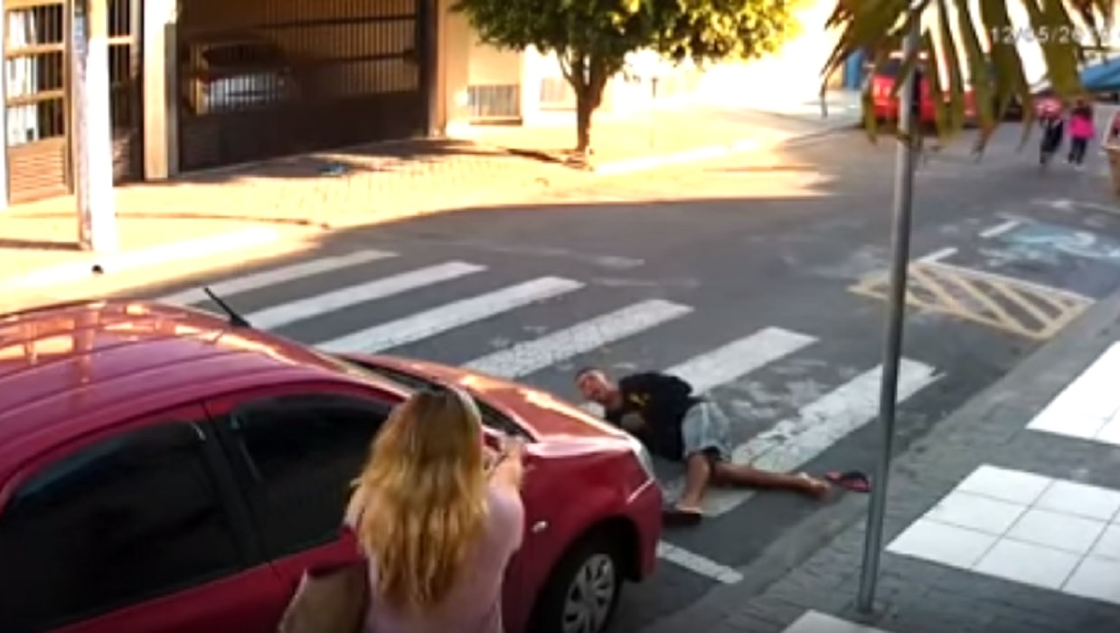 Rapinatore pistola mamma Brasile