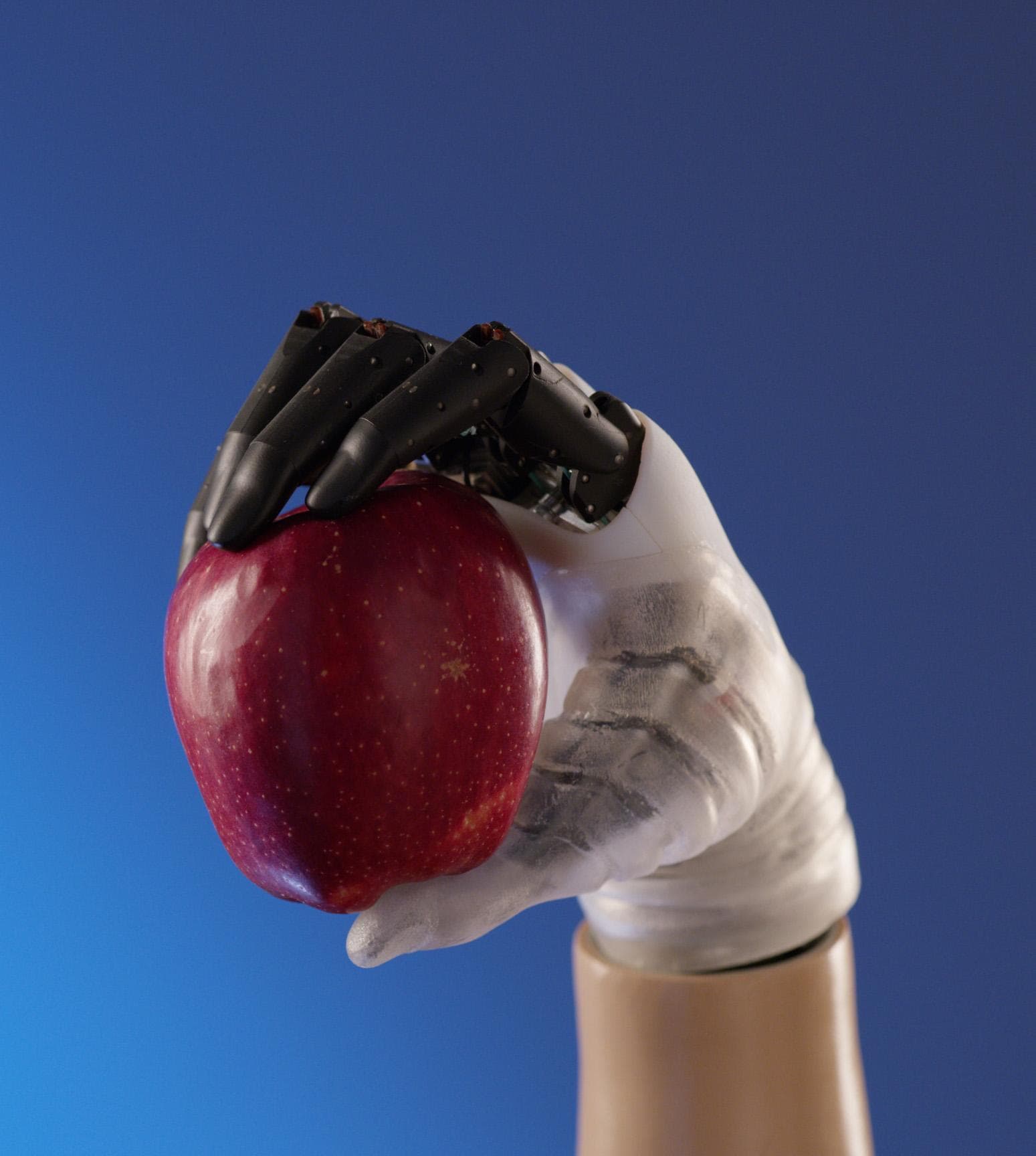 La mano bionica che afferra oggetti come quella vera