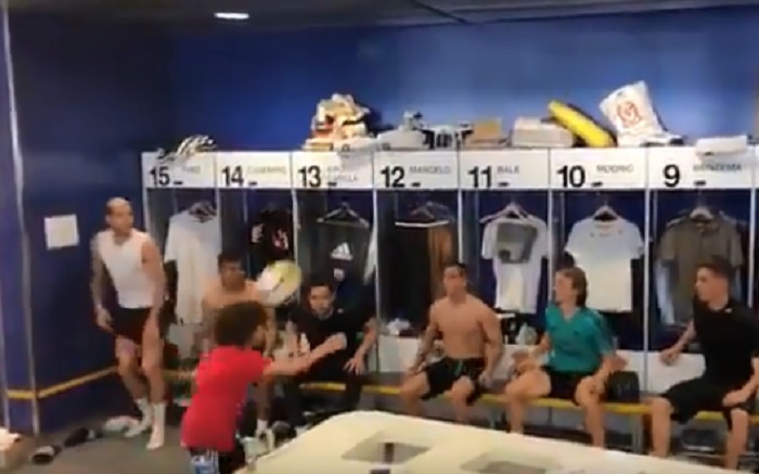 Marcelo, il figlio Enzo palleggia con i giocatori del Real Madrid VIDEO