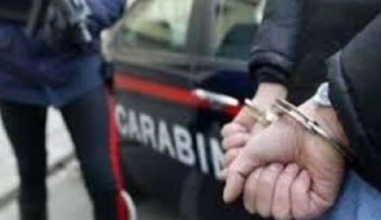 Massa Carrara: lei lo lascia, lui si presenta con due taniche di benzina e fiammiferi