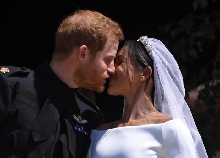 Meghan Markle abbraccia Chelsy Davy, ex di Harry, e infrange il protocollo