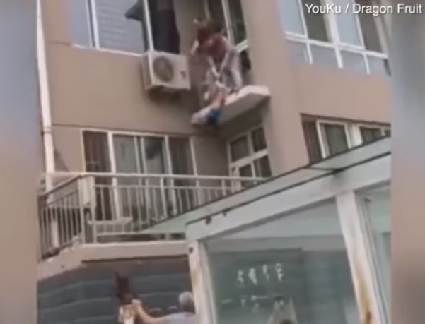 bimbo cade quinto piano