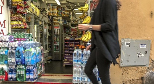 Roma: titolare bengalese di minimarket preso a sprangate per 50 euro. Arrestati due egiziani