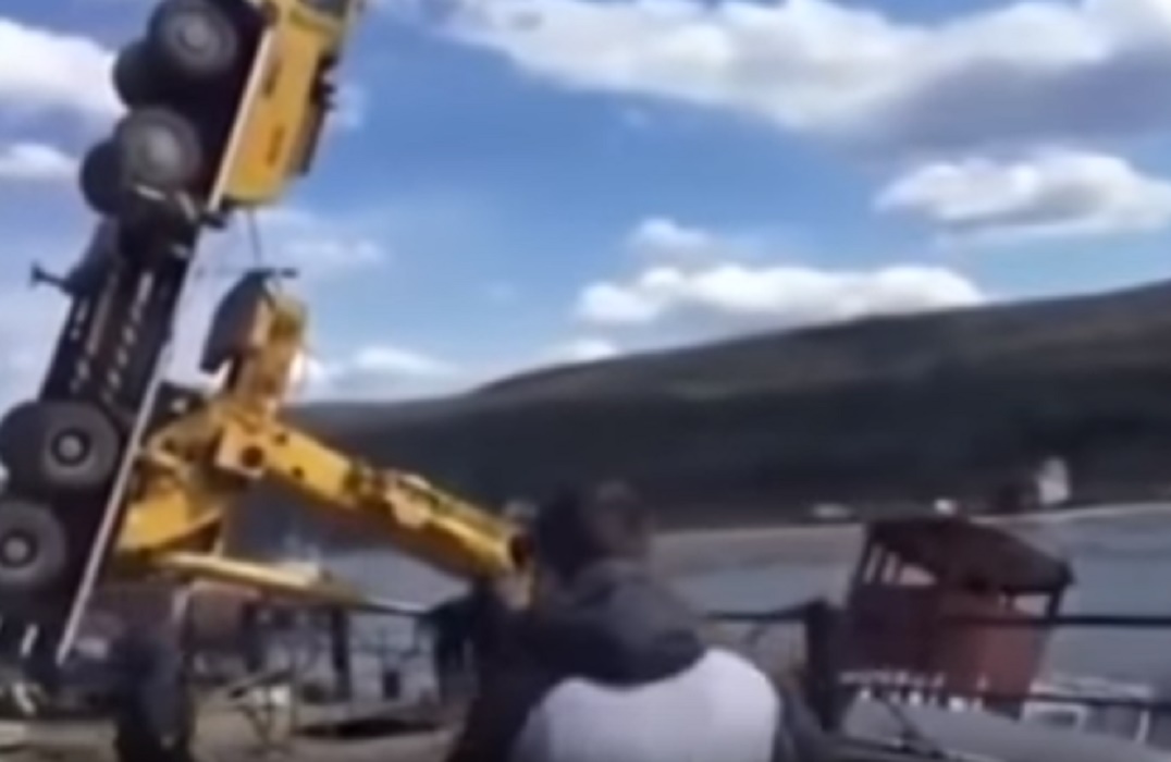 Russia, varo barca con gru