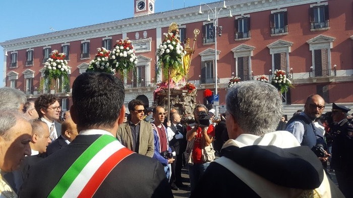 Bari, il bastone di San Nicola si spezza durante la processione