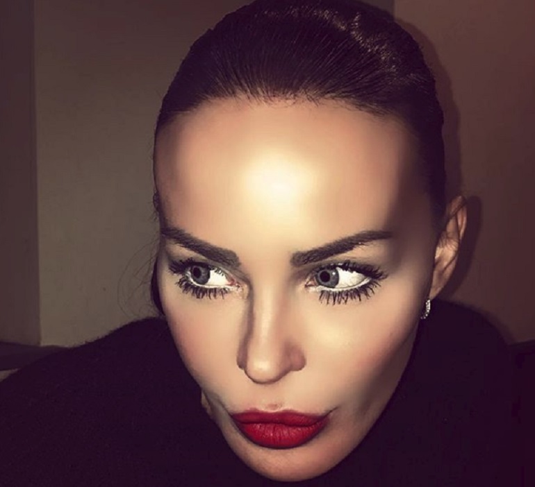 Nina Moric: "Ridatemi mio figlio Carlos. Non sta bene, ha bisogno di me" (foto Instagram)