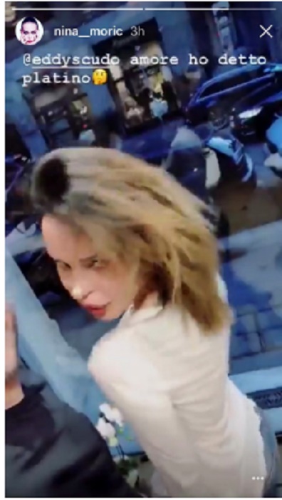 Nina Moric dal parrucchiere