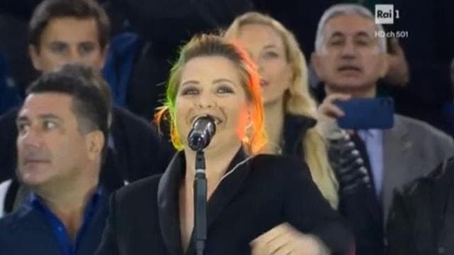 Milan-Juve, Noemi stona l'Inno d'italia (e ci infila il "Poropo poropo poropopopopo")