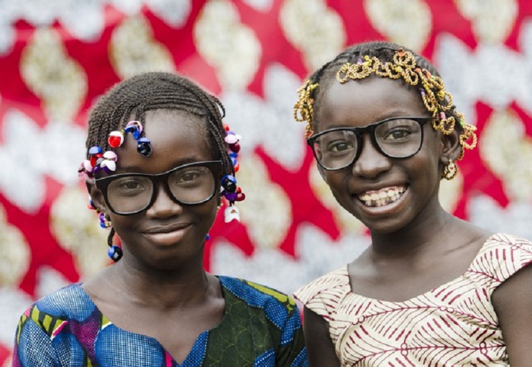 Chi porta gli occhiali da vista ha un quoziente intellettivo più alto (foto Ansa)