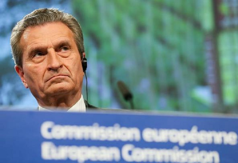 Il commissario Ue al Bilancio: "I mercati insegneranno agli italiani a votare". Salvini: "Senza vergogna". Il Pd: "Offensivo e stupido"