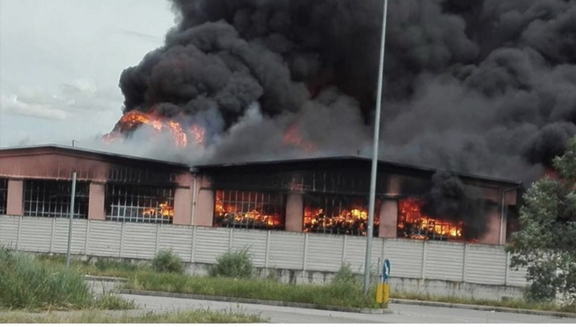 Oppeano, incendio e densa colonna fumo: allerta popolazione
