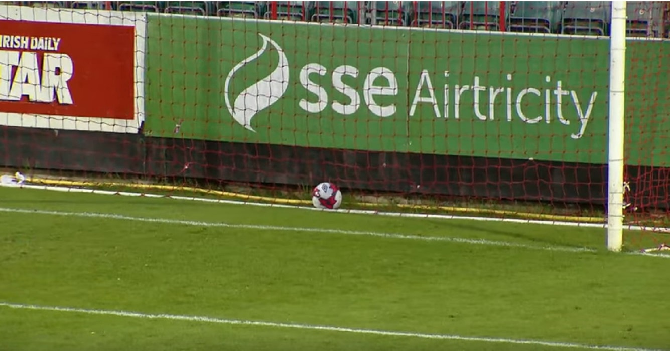 Centrocampista spazza palla