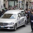 Funerali Pamela Mastropietro, un corteo funebre accompagna la bara in chiesa
