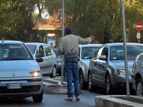 Vicenza, litiga col parcheggiatore abusivo e viene preso a bastonate