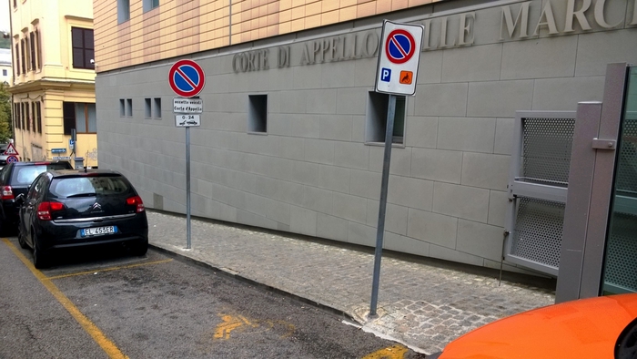 Parcheggio, occupi la strada con una sedia per non fartelo rubare? 674 euro di multa