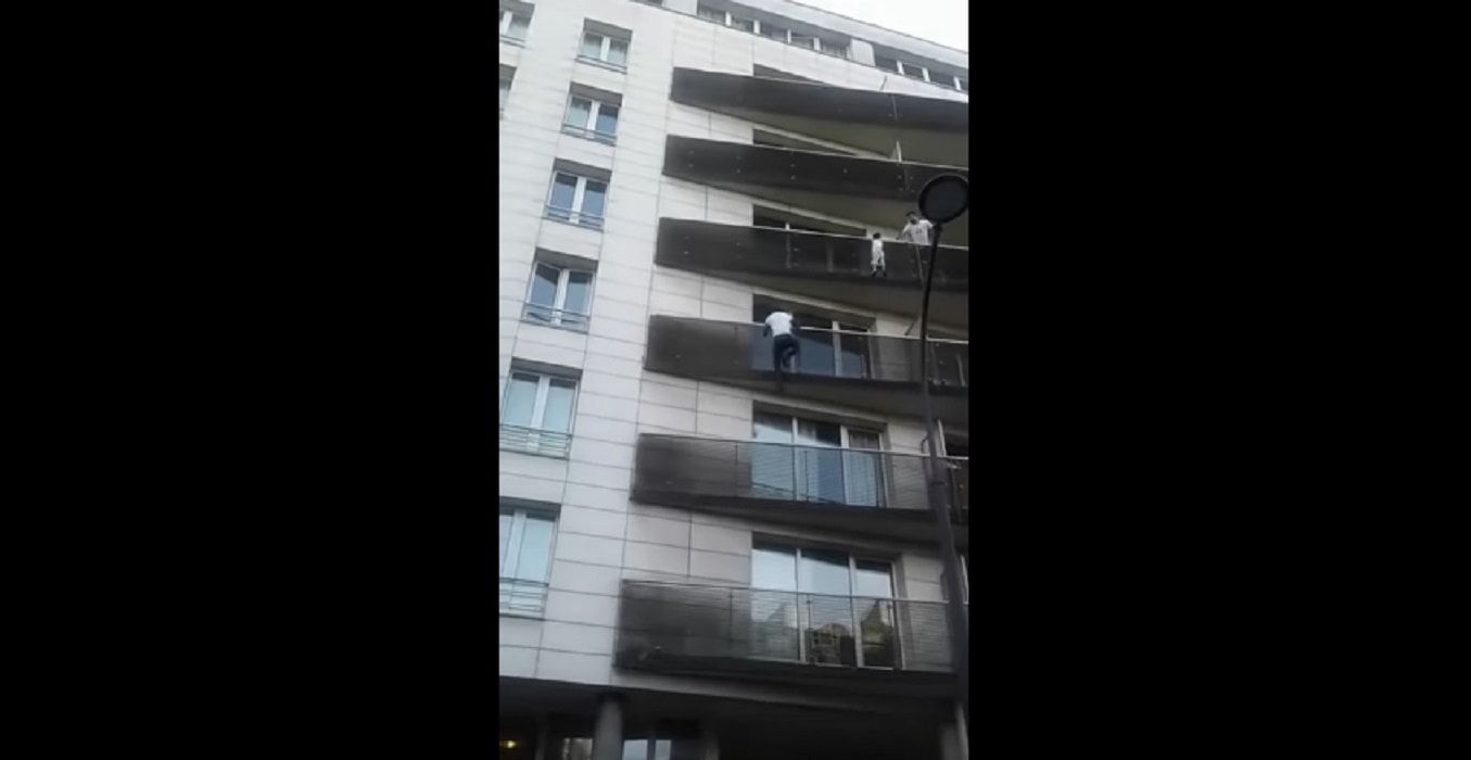 Parigi, bimbo di 4 anni rischia di cadere: passante eroe lo salva scalando il palazzo